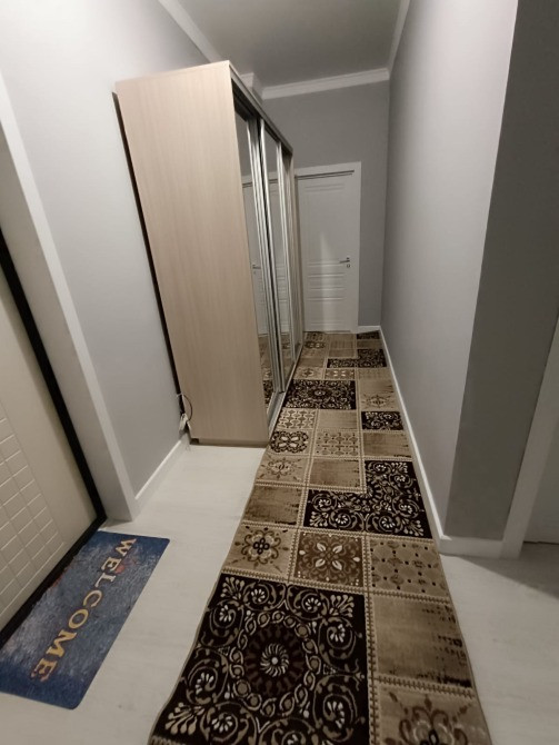 Зерттеу бөлмесі шкафы мен кілем жамылығымен