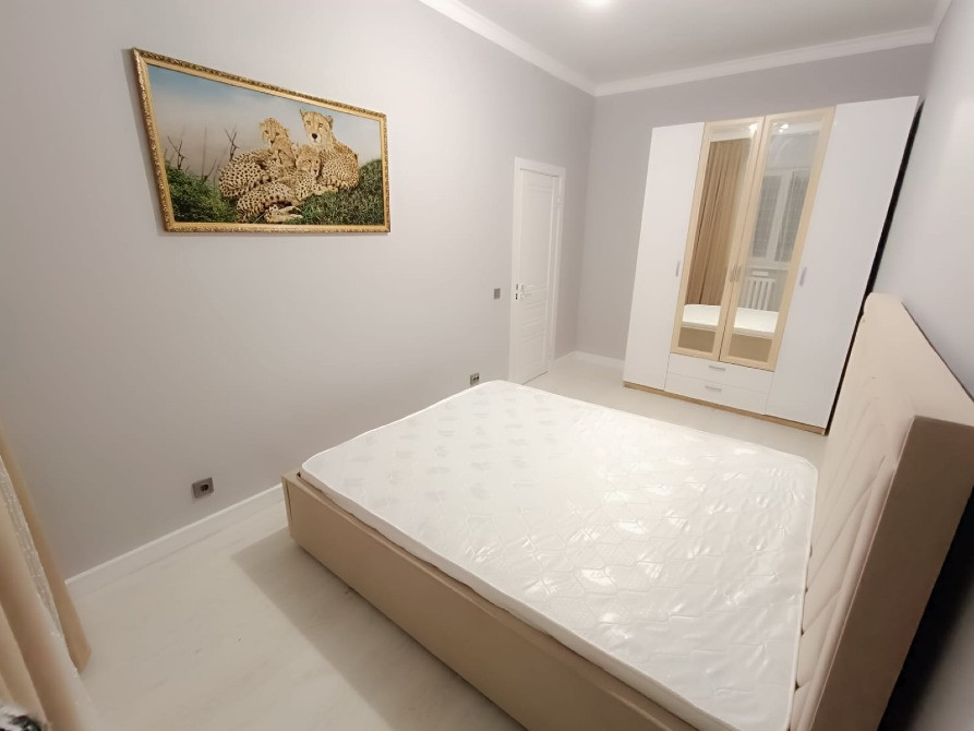 Суреті бар ұйықтайтын бөлме және үлкен шкаф