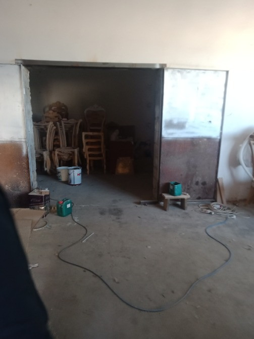 Ішінде меблі мен құрал-жабдықтары көрінетін ашық түйін