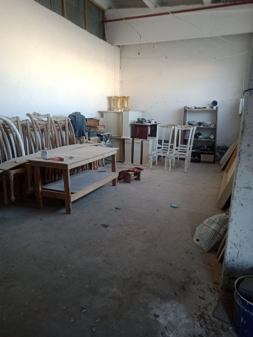 Ағаш жиһаз бен орындықтары бар интерьер