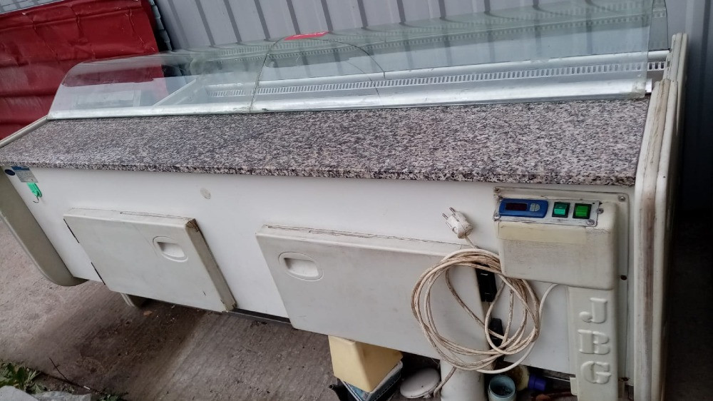 Гранит үстелімен және басқару жүйесімен рефрижератор, алдына көрініс