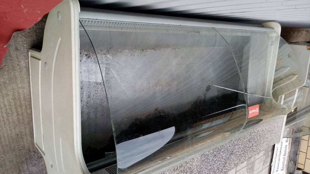 Шыны қақпағы және граниттен жасалған үстел үстімен рефрижераторлық витрина