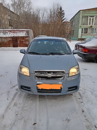 Машина Chevrolet, вид спереди, припаркована на снегу