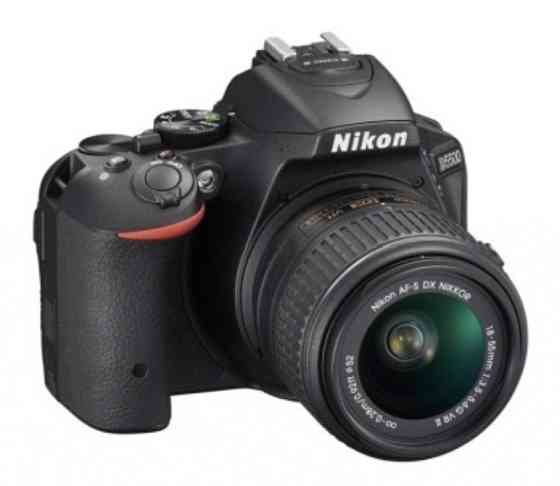 Камера Nikon D5200 с объективом