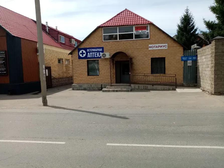 кірпичный фасадымен екі қабатты үйдің артқы көрінісі