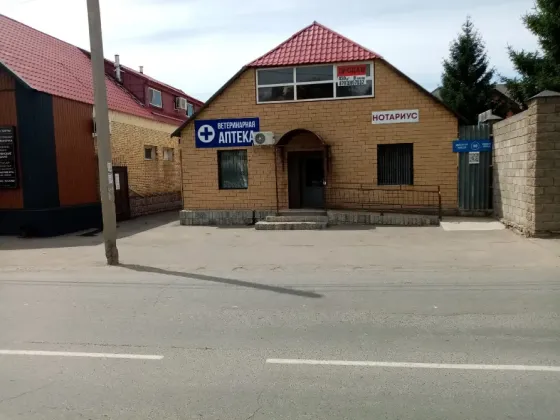 Здание с красной крышей и рядом соседних домов