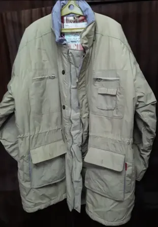 Куртка с капюшоном, оливкового цвета, вид спереди