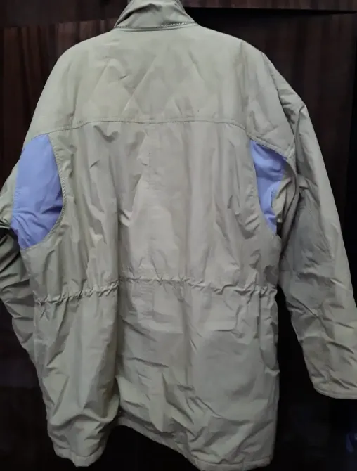 Интерьер куртки с ярким узором, вид изнутри