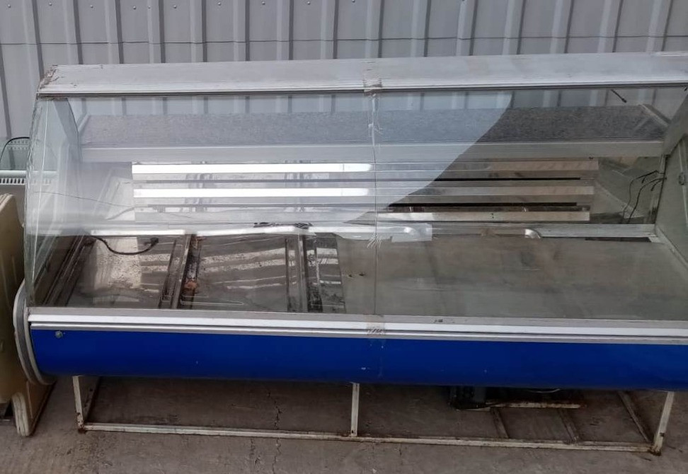 Тауарларды көрсету үшін арналған ашық қақпағы бар витрина