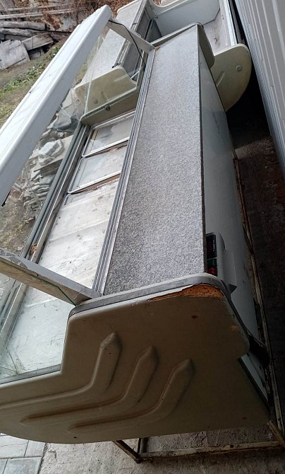 Тас үстелі мен металл жақтауымен витрина жағы