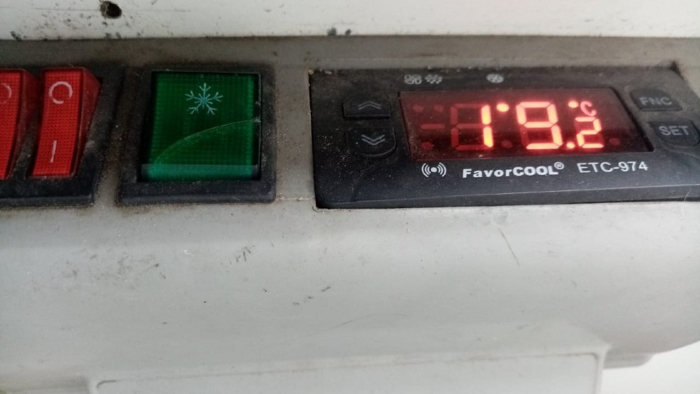 Температура көрсеткіштері бар бағдарламаланатын басқару панелі