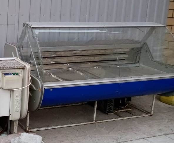 Ашық қақпағы бар өнімдер витринасы, мөлдір қақпағы мен көк негізі бар