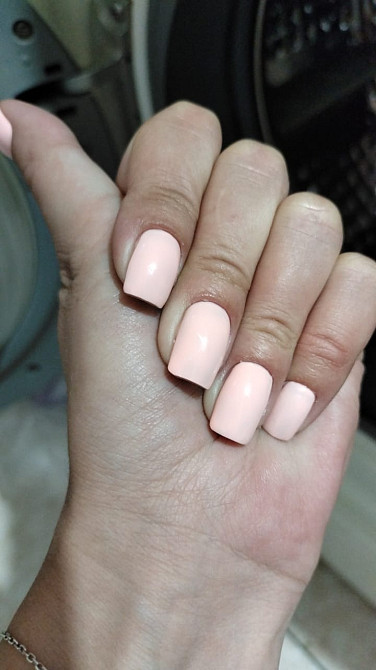 Ақшыл қызғылт реңктегі квадрат формадағы ногти жабдық фонында