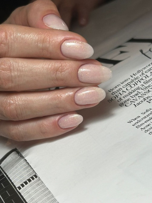 Ерін пішінді ногти перламутрмен текст фонында