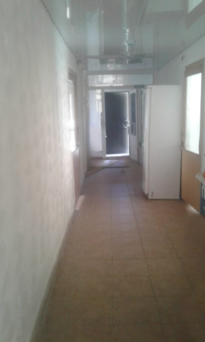 Вид на улицу с общественным транспортом и автомобилем