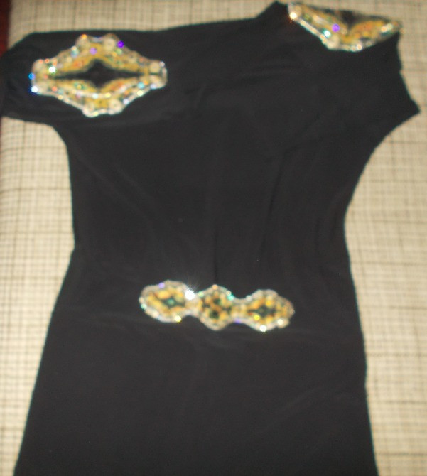 черное платье с украшениями на плечах и талии