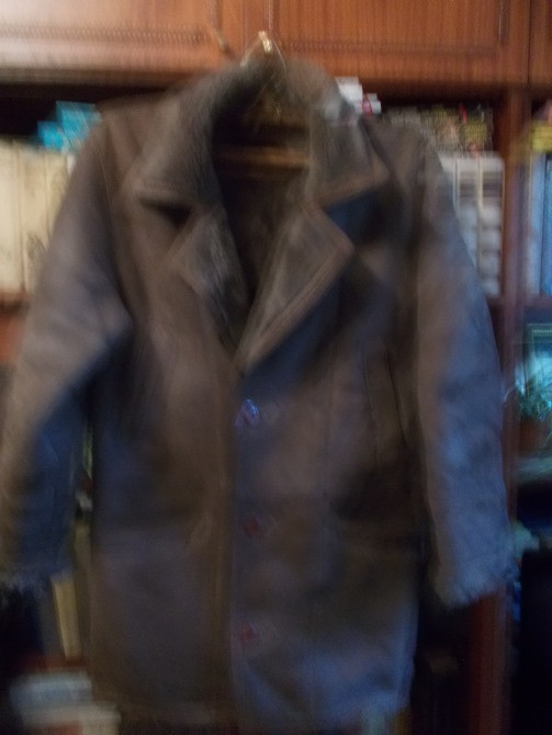 Пальто на вешалке