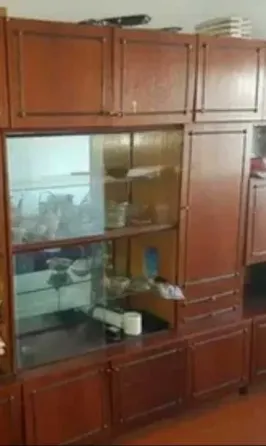 Горизонталь текстурасы бар ағаш шкафтарының есіктері