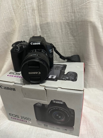 Canon EOS 2100D камерасы қораптың фонында