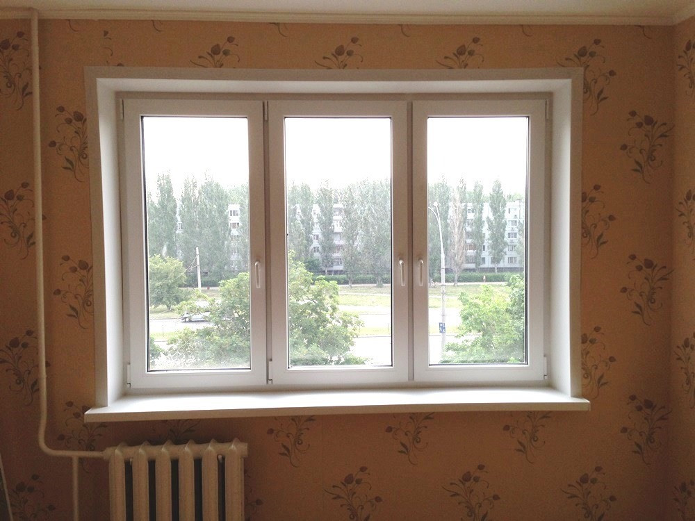 Окно с видом на город и улицы, оформление с цветочным узором