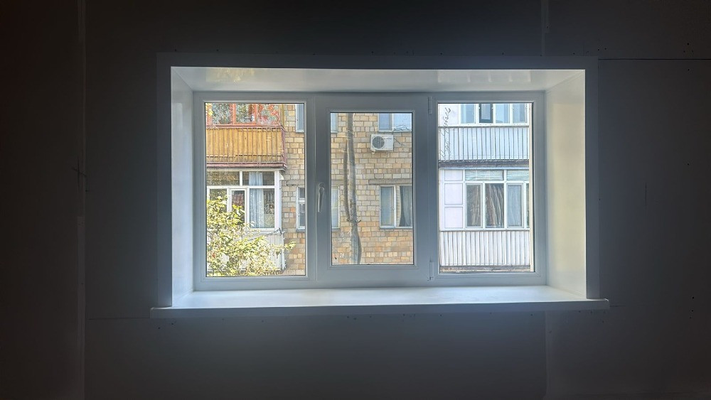 Широкое окно с видом на улицу и соседние дома