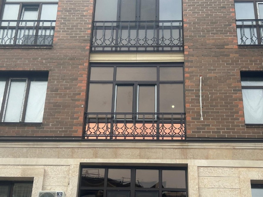 Современное здание с балконами и панорамными окнами