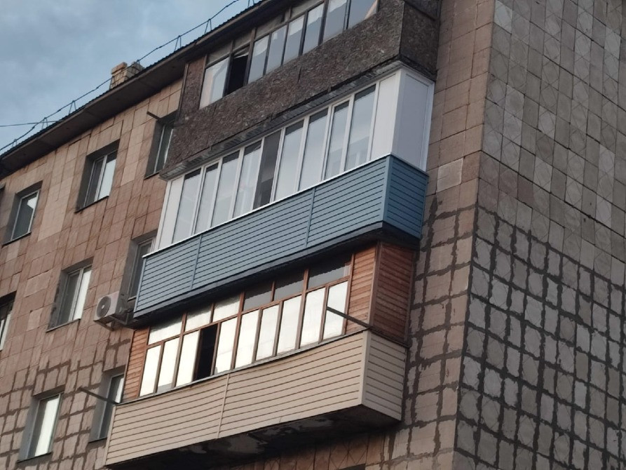 Балкон с застеклением и многоэтажное здание