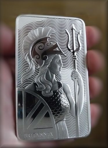 Изображение женщины-воительницы с трезубцем на серебряной панели, украшенной рельефом