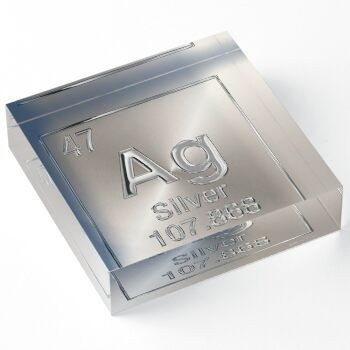 Кубик прозрачного стекла с гравировкой серебра (Ag) и его атомного номера 47