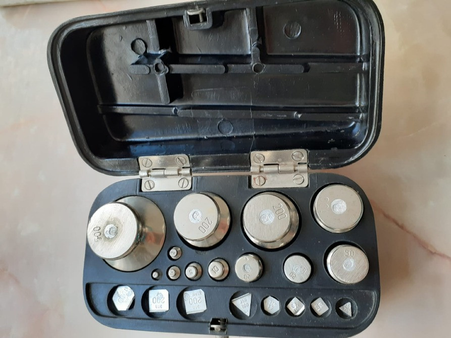 Набор цилиндрических монет или элементов в черной упаковке