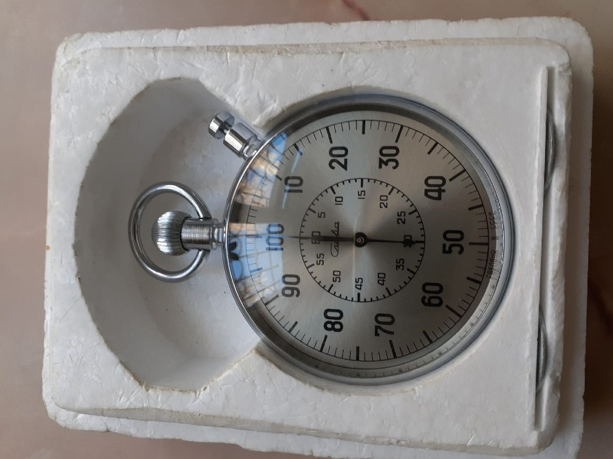 Секундомер в упаковке из белого пенопласта с крупными делениями на циферблате для отсчета времени