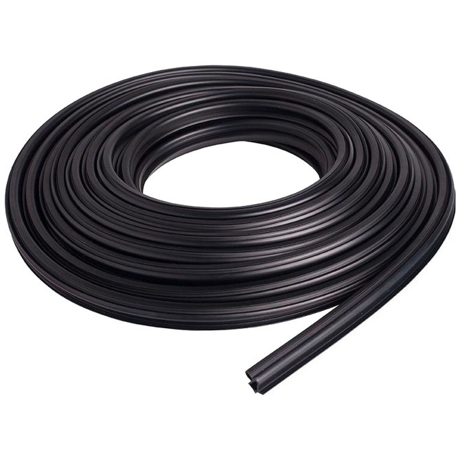 Черный гибкий шланг в бухте