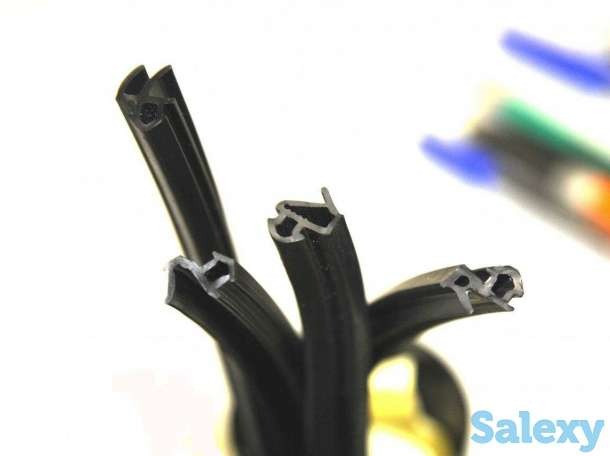 Облапенный черный шланг с несколькими каналами внутри