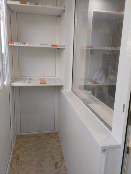 Современный балкон с полками и стеклянными дверцами, белая цветовая гамма