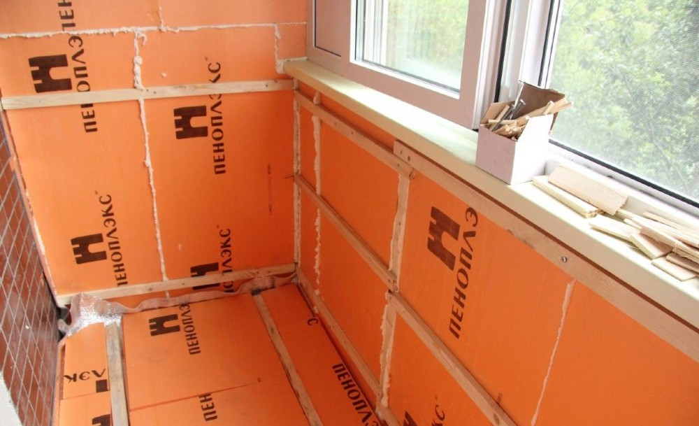 Сделанный ремонт лоджии с использованием теплоизоляционных материалов оранжевого цвета