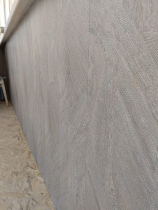 Стена с текстурированным покрытием светло-серого цвета