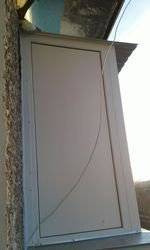 Панель серого цвета, установленная на стене здания