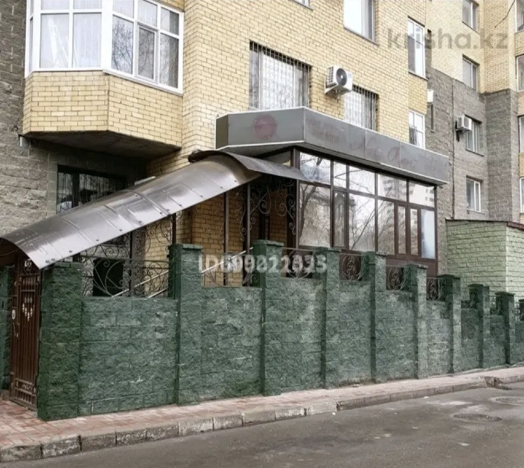 Металлоқаптамалы және жасыл шарбақпен қоршалған үй