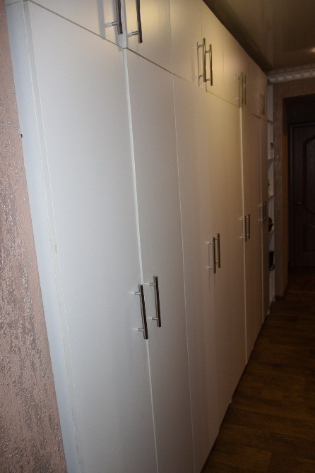 Қоршауға апарар есік және аяқ киімдерімен безендірілген пәтердің есігі