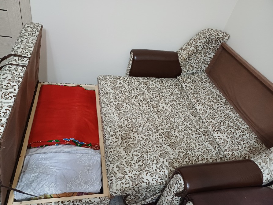 Диванның ашылған түрі, ұйықтайтын орын мен ішкі мазмұнын көрсетеді