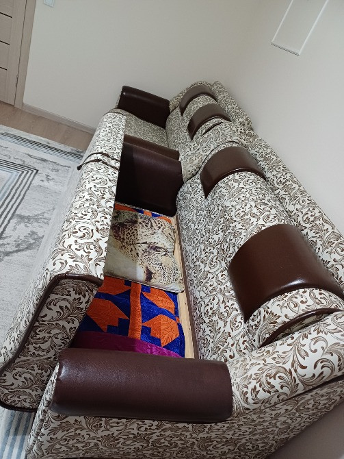 Дивандардың үстіңгі көрінісі, жарқын тканевый жабыны бар