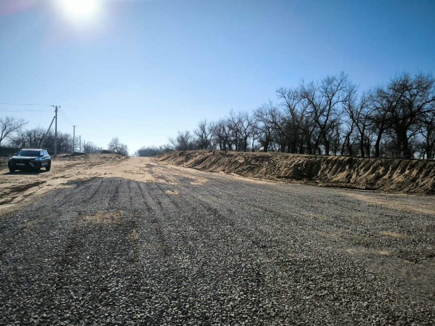 Қысқы ландшафт фонында көлік бар жол