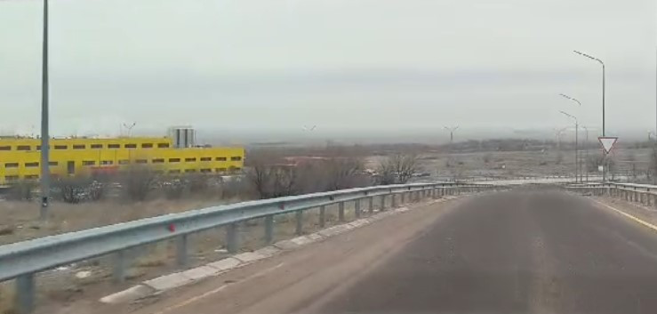 Сары өндірістік ғимаратқа шығатын жол