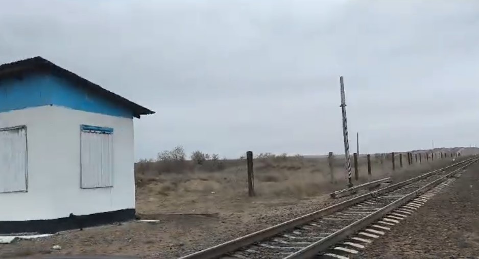 Теміржолға жақын ғимарат