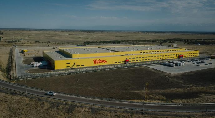 Ашық аймақтағы сары өндірістік ғимарат