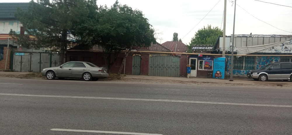 Изображение автомагазина и окрестностей