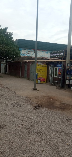 Снимок автосервиса с освещением и рекламными вывесками