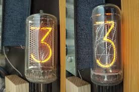 Электронные лампы с включенными цифрами 3
