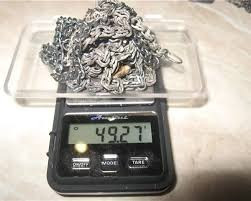 Весы с серебряной цепочкой, показывающие вес