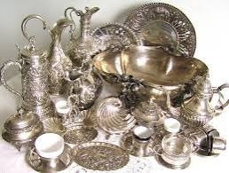 Антикварные серебряные изделия и посуда на белом фоне